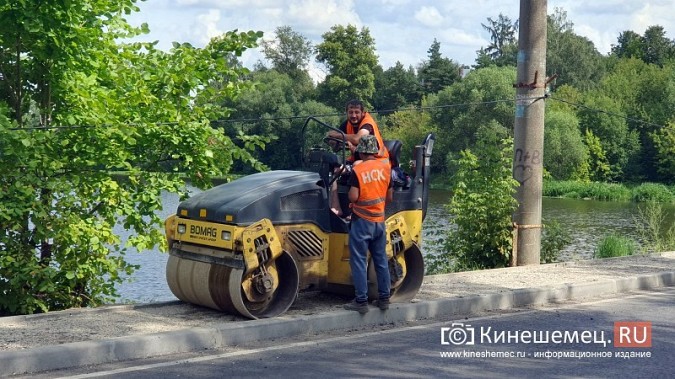 На мосту через Казоху уже меняют новый асфальт на пешеходной дорожке фото 4