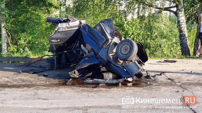 Жуткое ДТП на ул.Подгорной: лоб в лоб столкнулись ВАЗ и Audi A8 фото 2