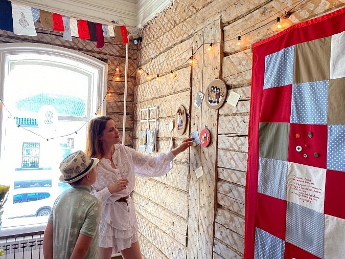 В кинешемском «ЯМузее» открылась выставка «Реконструкция памяти: вышивая семейный архив…» фото 6