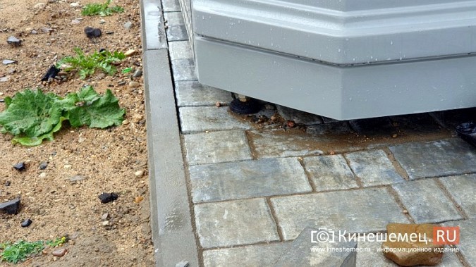 Новый туалет на стрелке у Никольского моста все больше напоминает Пизанскую башню фото 3