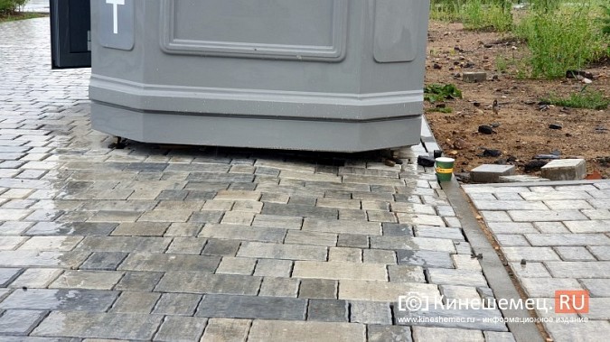 Новый туалет на стрелке у Никольского моста все больше напоминает Пизанскую башню фото 4