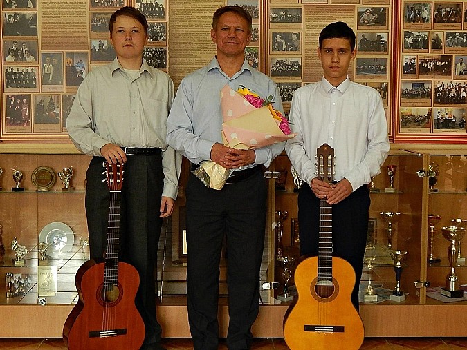 Центр развития творчества детей и юношества приглашает в  «Школу игры на классической гитаре» фото 2