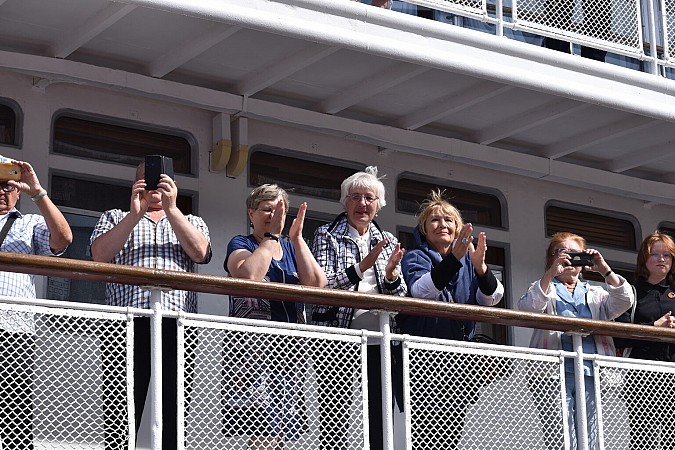 В Кинешме теплоход «Дмитрий Пожарский» встретили огромным российским триколором фото 5