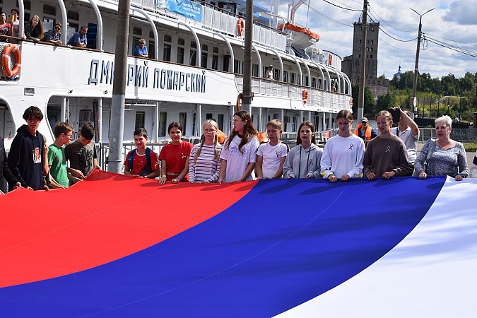 В Кинешме теплоход «Дмитрий Пожарский» встретили огромным российским триколором фото 7