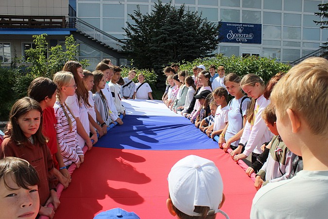 В Кинешме теплоход «Дмитрий Пожарский» встретили огромным российским триколором фото 4