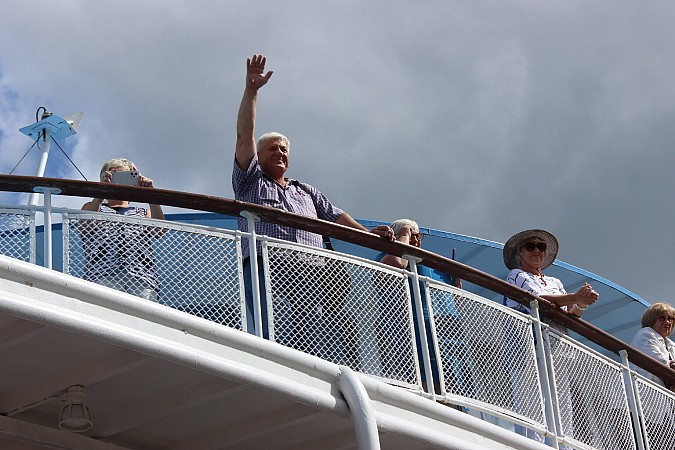 В Кинешме теплоход «Дмитрий Пожарский» встретили огромным российским триколором фото 8