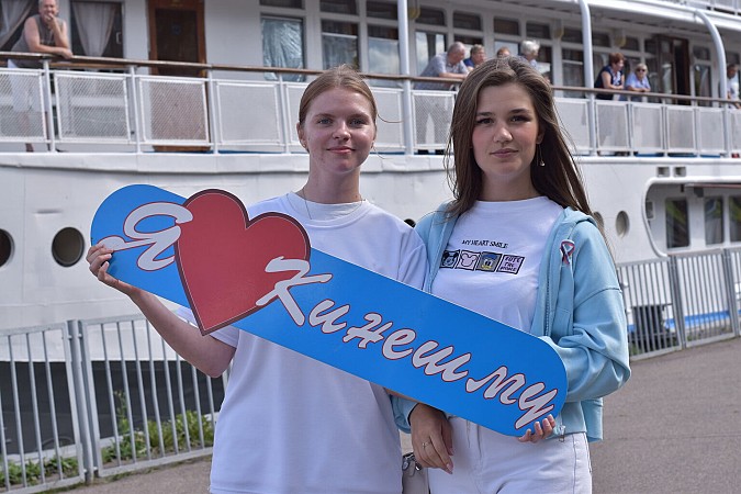 В Кинешме теплоход «Дмитрий Пожарский» встретили огромным российским триколором фото 3