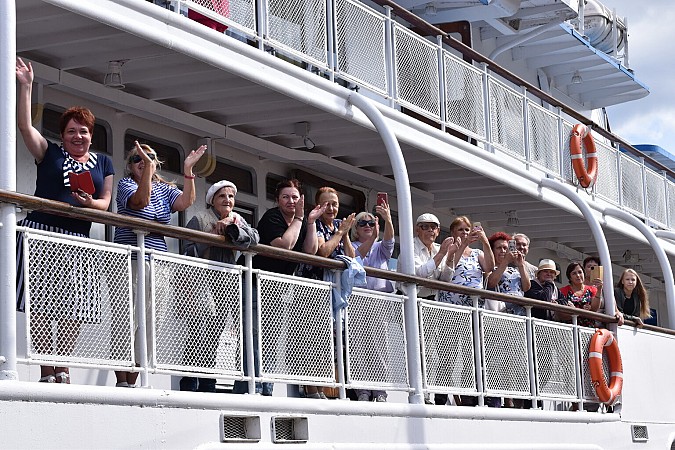 В Кинешме теплоход «Дмитрий Пожарский» встретили огромным российским триколором фото 6