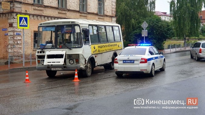 На перекрестке ул.Фрунзе - Комсомольской столкнулись пассажирский автобус и «Лада» фото 2