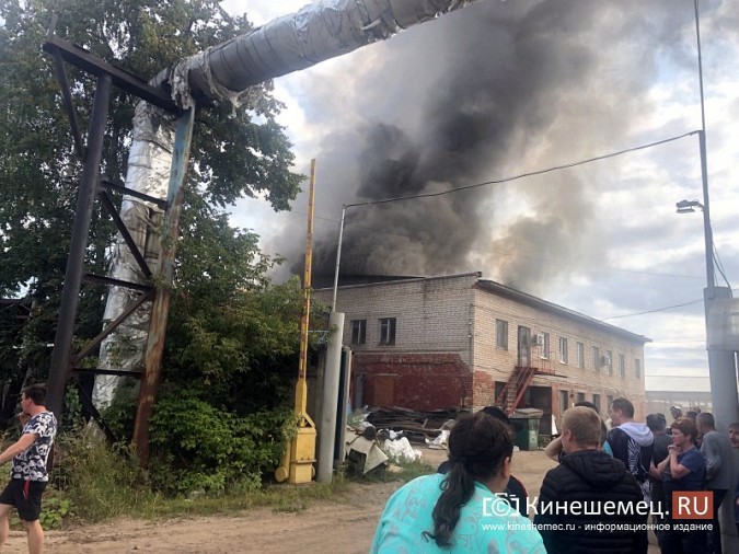 Кинешму заволокло дымом: горит предприятие на территории бывшего «Автоагрегата» фото 3