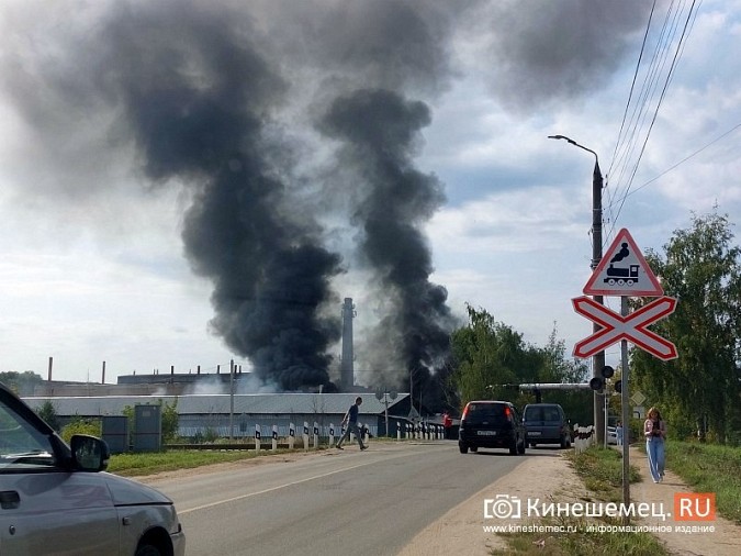 Кинешму заволокло дымом: горит предприятие на территории бывшего «Автоагрегата» фото 2