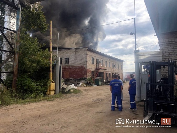 Кинешму заволокло дымом: горит предприятие на территории бывшего «Автоагрегата» фото 6
