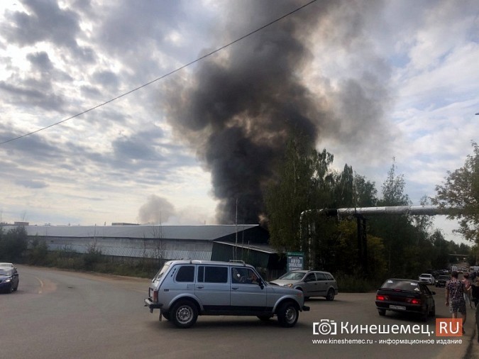 Кинешму заволокло дымом: горит предприятие на территории бывшего «Автоагрегата» фото 4
