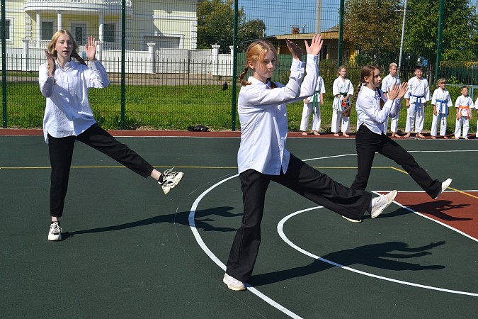 В школе №2 открыта новая многофункциональная спортивная площадка фото 3