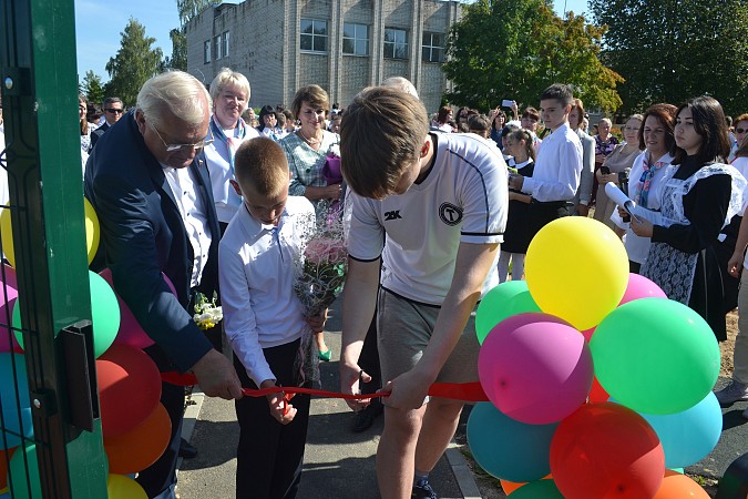 В школе №2 открыта новая многофункциональная спортивная площадка фото 4