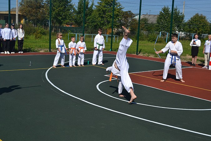 В школе №2 открыта новая многофункциональная спортивная площадка фото 5