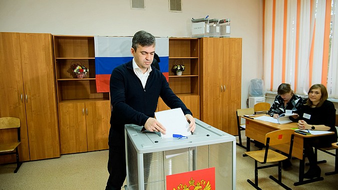 Станислав Воскресенский проголосовал на выборах губернатора и депутатов облдумы фото 5