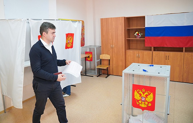 Станислав Воскресенский проголосовал на выборах губернатора и депутатов облдумы фото 4