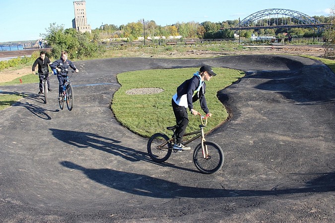 На стрелке у Никольского моста завершено строительство памп-трека фото 4