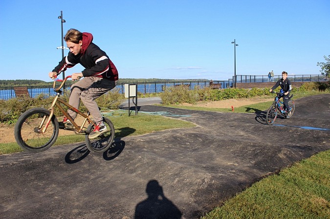 На стрелке у Никольского моста завершено строительство памп-трека фото 3