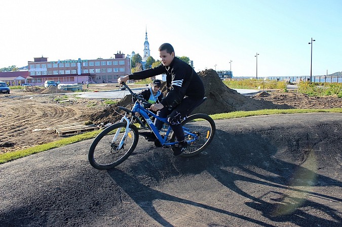 На стрелке у Никольского моста завершено строительство памп-трека фото 7