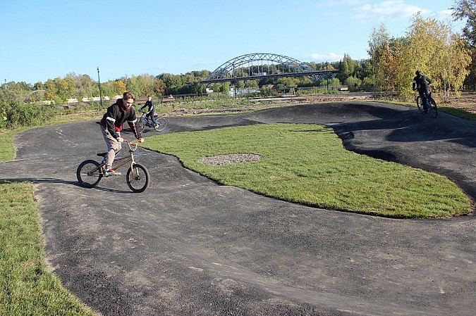 На стрелке у Никольского моста завершено строительство памп-трека фото 8
