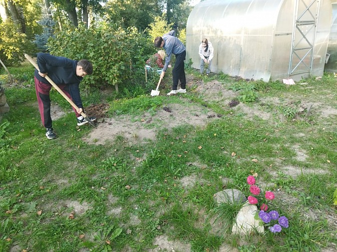 В кинешемском детском доме прошёл осенний трудовой десант фото 2