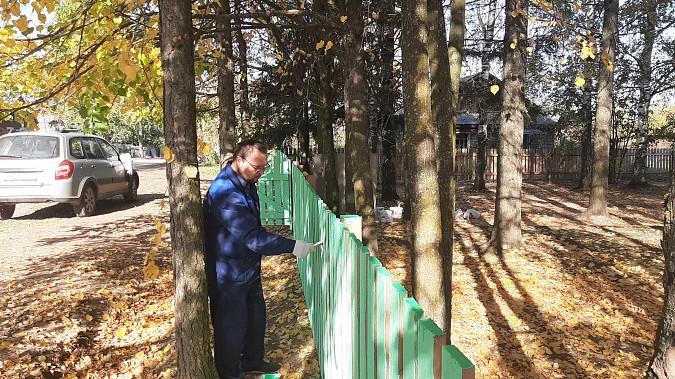 Кинешемские ветераны Вооруженных Сил покрасили забор в музее Василевского в Вахутках фото 2