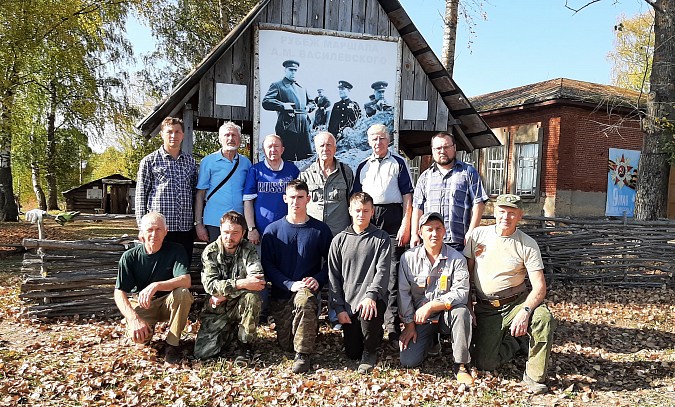 Кинешемские ветераны Вооруженных Сил покрасили забор в музее Василевского в Вахутках фото 3