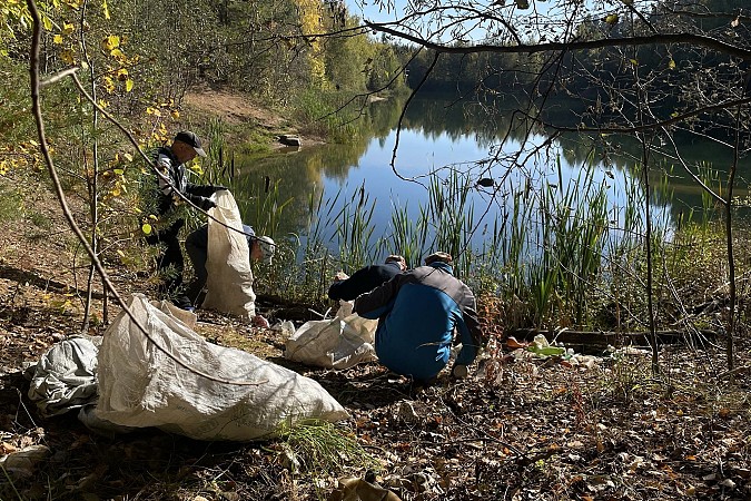 С берега Голубого озера под Наволоками вывезли более 50 мешков мусора фото 2