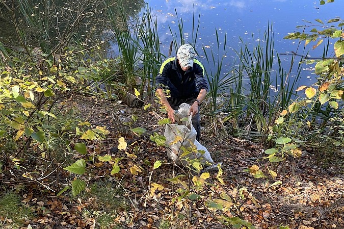 С берега Голубого озера под Наволоками вывезли более 50 мешков мусора фото 3