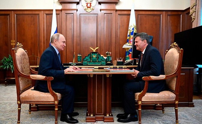 Владимир Путин провел встречу с ректором Президентской академии Алексеем Комиссаровым фото 2