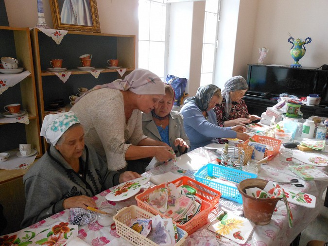 Пенсионеры из Кинешемского района попробовали свои силы в декупаже фото 5