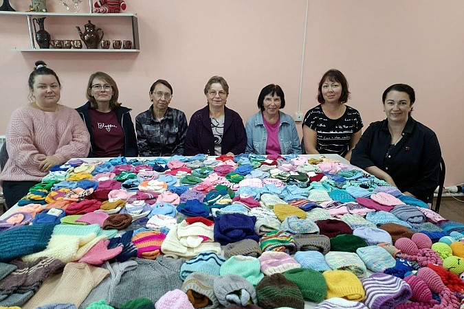Кинешемские мастерицы из Клуба «28 петель» отправили вязаные вещи в НИИ материнства и детства фото 2