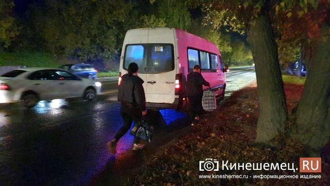 У центрального парка Кинешмы столкнулись «Газель» и пассажирский автобус фото 7