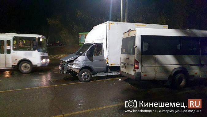 У центрального парка Кинешмы столкнулись «Газель» и пассажирский автобус фото 9