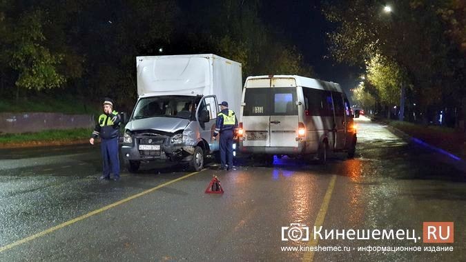 У центрального парка Кинешмы столкнулись «Газель» и пассажирский автобус фото 11