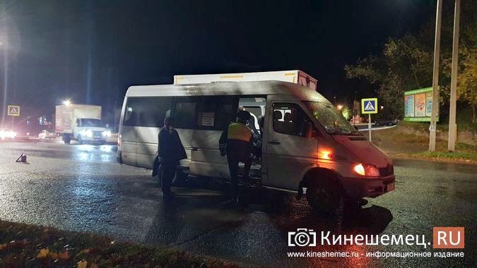 У центрального парка Кинешмы столкнулись «Газель» и пассажирский автобус фото 5