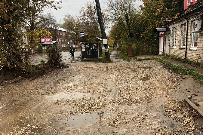 И этому рады: в Наволоках территорию у остановки засыпали гравием фото 2