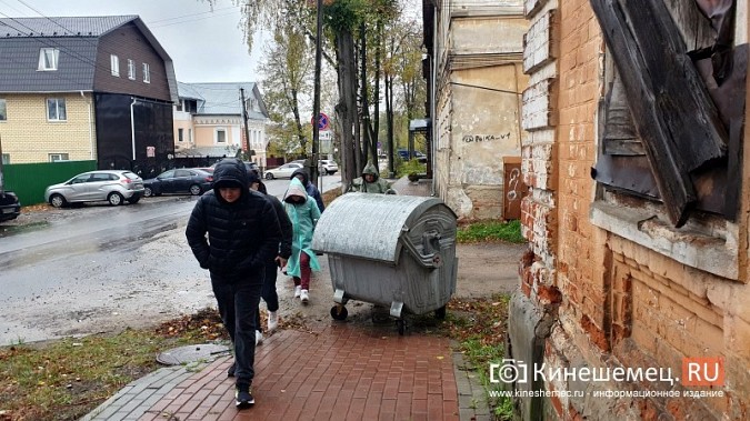 В Кинешме путь туристов к музею перегородил съехавший на тротуар мусорный контейнер фото 3