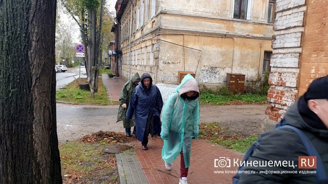 В Кинешме путь туристов к музею перегородил съехавший на тротуар мусорный контейнер фото 4