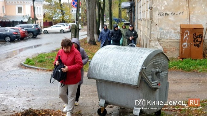 В Кинешме путь туристов к музею перегородил съехавший на тротуар мусорный контейнер фото 2