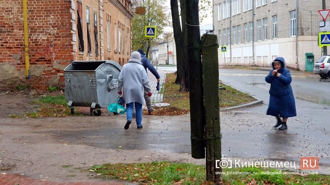 В Кинешме путь туристов к музею перегородил съехавший на тротуар мусорный контейнер фото 5