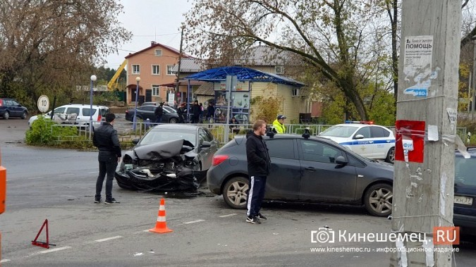 Жесткое ДТП у автовокзала Кинешмы: столкнулись «Мазда» и «Опель» фото 2