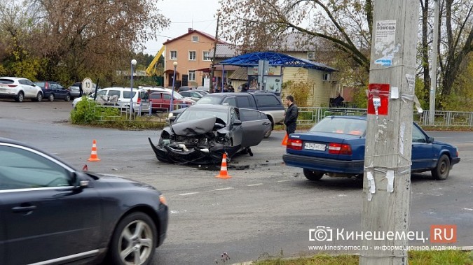 Жесткое ДТП у автовокзала Кинешмы: столкнулись «Мазда» и «Опель» фото 3