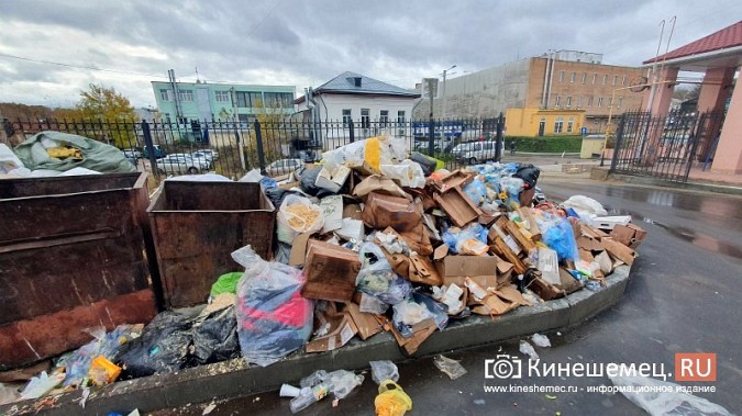 В центре города у ТЦ «Кинешемский» образовалась огромная свалка фото 5