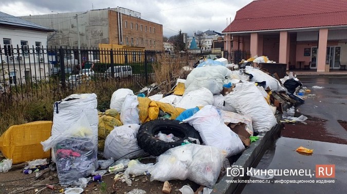 В центре города у ТЦ «Кинешемский» образовалась огромная свалка фото 6