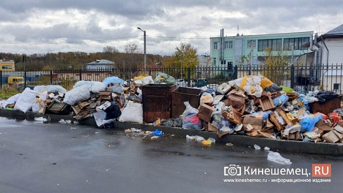 В центре города у ТЦ «Кинешемский» образовалась огромная свалка фото 3