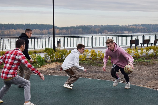 На территории стрелки у Никольского моста появилась стритбольная площадка фото 3