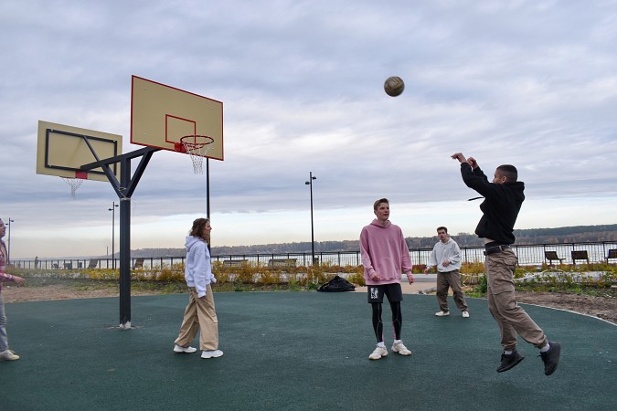 На территории стрелки у Никольского моста появилась стритбольная площадка фото 6